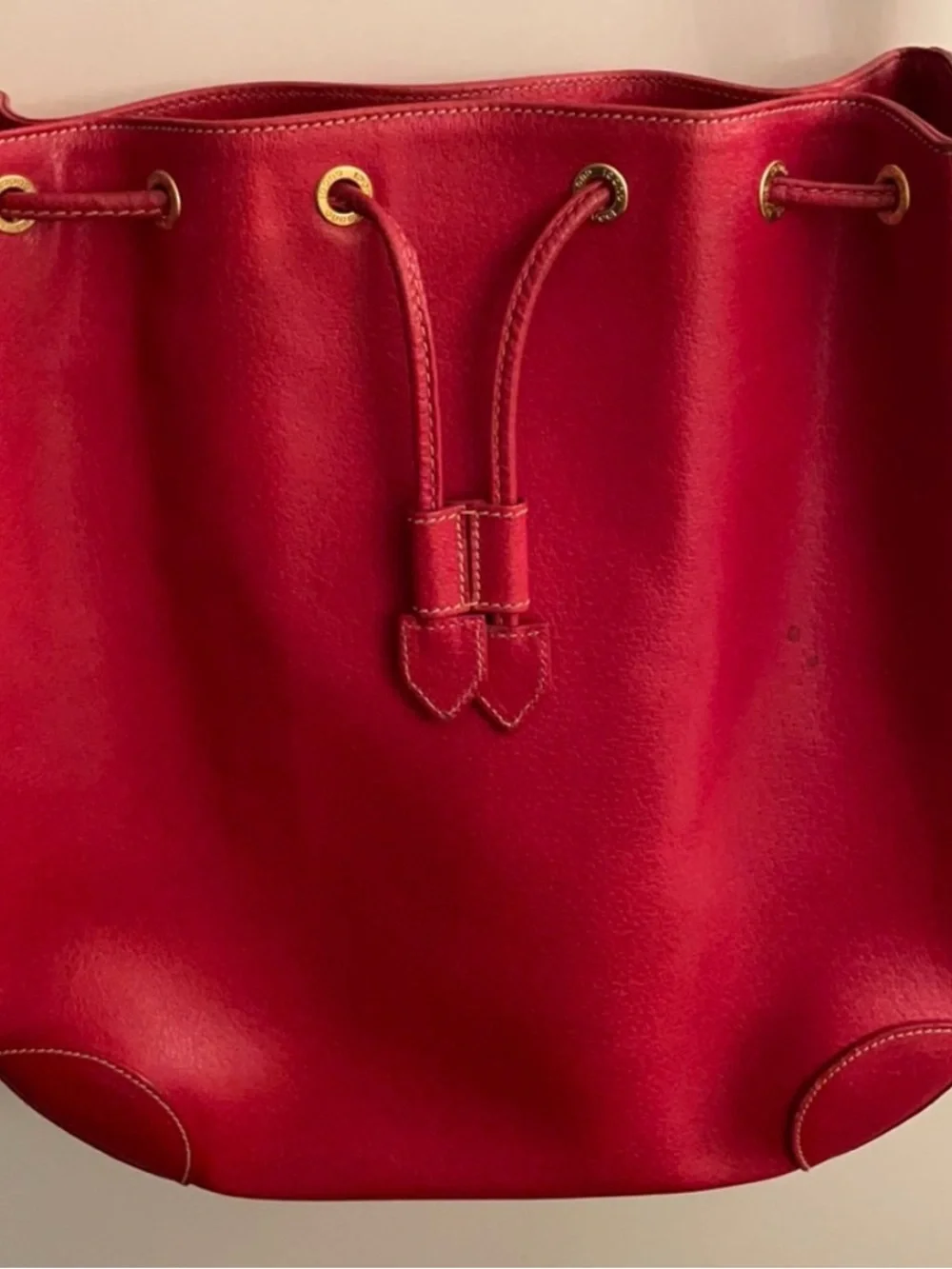 Vintage Gucci in BEAUTIFUL condition Red Leather Drawstring Crossbody Bag